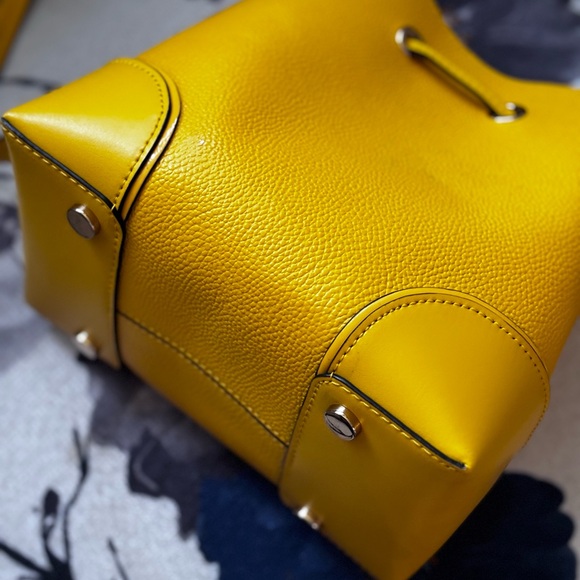 πMICHEAL KORS Vibrant Yellow Bucket Bagπ₯°πππππ - Picture 3 of 12